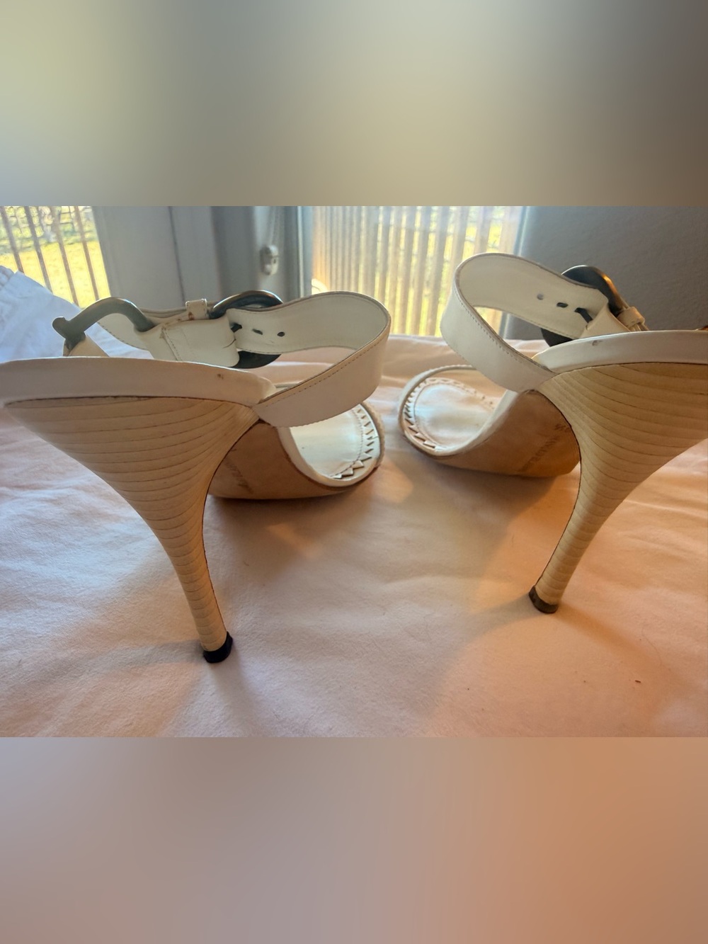 Manolo Blahnik Cream Leather Brass Buckle Sandals Sz 39.5 fits like 8.5 - Picture 4 of 5
